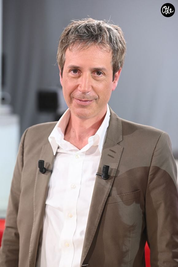 Antonin Baudry lors de l'enregistrement de l'émission Vivement dimanche édition spéciale intitulée 'Général de Gaulle' au studio Rive gauche, présentée par M.Drucker et diffusée le 11 octobre sur France 3, à Paris, France, le 30 septembre 2026. © Guillaume Gaffiot/Bestimage