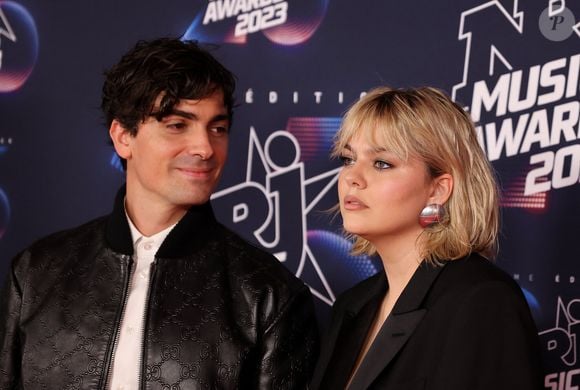 Florian Rossi et sa compagne Louane Emera au photocall de la 25ème cérémonie des "NRJ Music Awards (NMA)" au palais des Festivals et des Congrès de Cannes, France, le 10 novembre 2023. © Dominique Jacovides/Bestimage