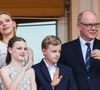 Albert et Jacques étaient assortis, mais Charlène et Gabriella également

Le prince Albert II de Monaco, la princesse Charlène de Monaco, le prince héréditaire Jacques de Monaco, marquis des Baux, la princesse Gabriella de Monaco, comtesse de Carladès au balcon du Palais princier lors de la célébration de la fête de la Saint Jean sur la Place du Palais princier de Monaco, le 23 juin 2026. La Saint Jean est à l'origine une fête païenne puis chrétienne. Pour les païens, c'était une fête qui célébrait les moissons. Une fois christianisée, cette fête est devenue celle du solstice d'été et donc la fête de la lumière. © Claudia Albuquerque/Bestimage