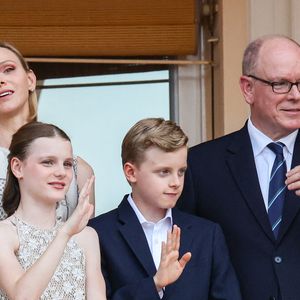 Albert et Jacques étaient assortis, mais Charlène et Gabriella également

Le prince Albert II de Monaco, la princesse Charlène de Monaco, le prince héréditaire Jacques de Monaco, marquis des Baux, la princesse Gabriella de Monaco, comtesse de Carladès au balcon du Palais princier lors de la célébration de la fête de la Saint Jean sur la Place du Palais princier de Monaco, le 23 juin 2026. La Saint Jean est à l'origine une fête païenne puis chrétienne. Pour les païens, c'était une fête qui célébrait les moissons. Une fois christianisée, cette fête est devenue celle du solstice d'été et donc la fête de la lumière. © Claudia Albuquerque/Bestimage