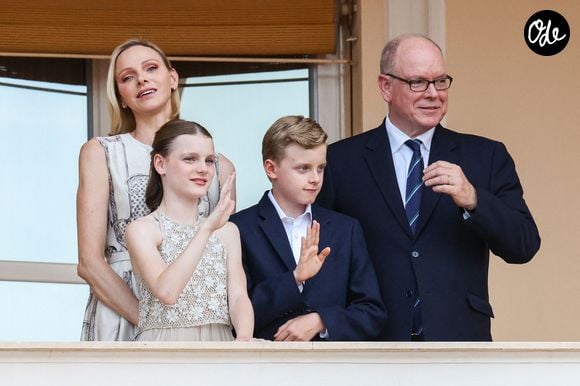 Albert et Jacques étaient assortis, mais Charlène et Gabriella également

Le prince Albert II de Monaco, la princesse Charlène de Monaco, le prince héréditaire Jacques de Monaco, marquis des Baux, la princesse Gabriella de Monaco, comtesse de Carladès au balcon du Palais princier lors de la célébration de la fête de la Saint Jean sur la Place du Palais princier de Monaco, le 23 juin 2026. La Saint Jean est à l'origine une fête païenne puis chrétienne. Pour les païens, c'était une fête qui célébrait les moissons. Une fois christianisée, cette fête est devenue celle du solstice d'été et donc la fête de la lumière. © Claudia Albuquerque/Bestimage