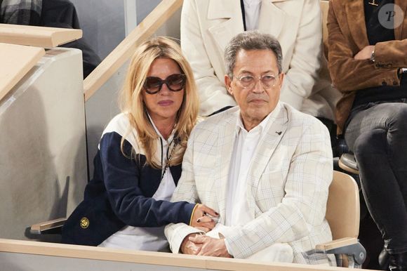 "Je lui ai demandé : 'De là-haut, tu ne veux pas mettre quelqu’un sur mon chemin que je sois enfin heureuse. Je galère tellement sentimentalement'. "

Georges Fenech et sa compagne Séverine Troubant - Les célébrités dans les tribunes des Internationaux de France de tennis de Roland Garros 2024 à Paris le 5 juin 2024. © Jacovides-Moreau/Bestimage