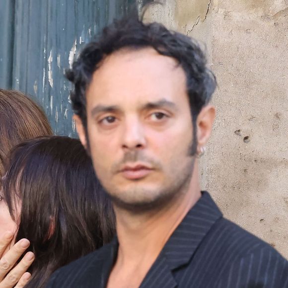 Le beau projet de Roman de Kermadec pour sa mère

Charlotte Gainsbourg, Lou Doillon, Roman de Kermadec (fils de Kate Barry) - Arrivées des célébrités aux obsèques de Jane Birkin en l'église Saint-Roch à Paris.
© Jacovides-KD Niko / Bestimage