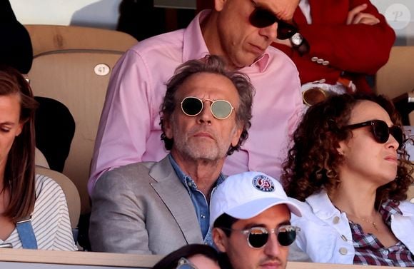 Stéphane Freiss et sa compagne Delphine Horvilleur dans les tribunes des Internationaux de France de tennis de Roland Garros 2024 à Paris le 7 juin 2024.

© Jacovides-Moreau/Bestimage