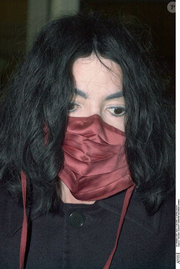 11 juin 2002, Londres. Michael Jackson photographié masqué à l’aéroport d’Heathrow. © Alpha Agency / Bestimage