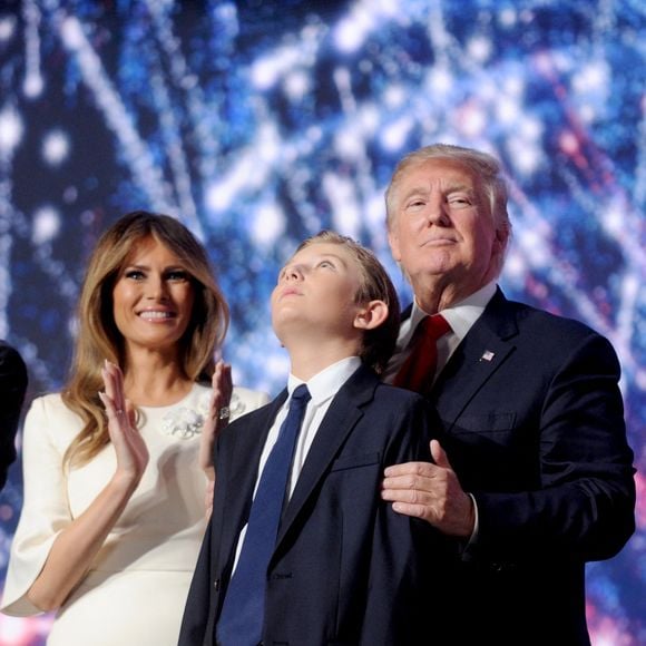 Le candidat républicain Donald Trump, sa femme Melania et son fils Barron sur scène après le lâcher de ballons qui marque le point culminant de la dernière journée de la Convention nationale républicaine au Quicken Loans Arena à Cleveland, États-Unis, le 21 juillet 2016. Photo Dennis Van Tine/ABACAPRESS.COM