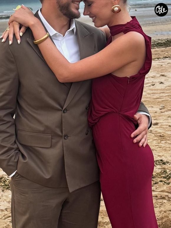 "J'ai dit "oui" à mon meilleur ami", écrit l'ancienne Miss. 
Amandine Petit et son fiancé Julien Georges au mariage de sa sœur Pauline. Photos publiées dimanche 14 septembre 2025 © Instagram