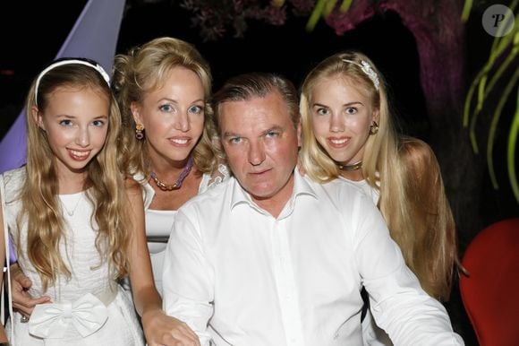 Exclusif - Le prince Charles de Bourbon des Deux-Siciles, duc de Castro, avec sa femme la princesse Camilla de Bourbon des Deux-Siciles, duchesse de Castro, et leurs filles les princesses Maria Carolina de Bourbon des Deux-Siciles et Maria Chiara de Bourbon des Deux-Siciles, lors d'une soirée "White Party" au Monaco Ambassadors Club à Monaco, le 6 juillet 2018. © Claudia Albuquerque/Bestimage