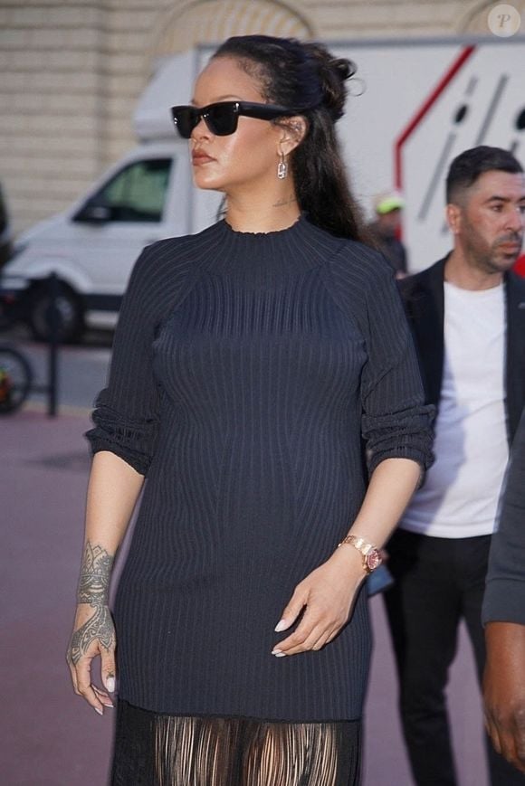Rihanna brave la frénésie médiatique, à Cannes, en marge du festival du film, à l'occasion d'une séance de shopping en solo, et entre dans une boutique Messika, le 21 mai 2025. Backgrid USA / Bestimage