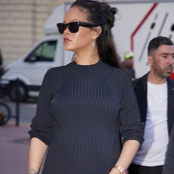 Rihanna brave la frénésie médiatique, à Cannes, en marge du festival du film, à l'occasion d'une séance de shopping en solo, et entre dans une boutique Messika, le 21 mai 2025. Backgrid USA / Bestimage