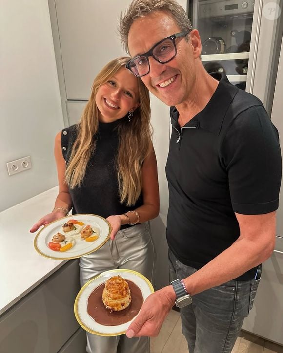Lola Courbet et son père Julien Courbet à Paris. Photo partagée sur Instagram le 23 décembre 2024.