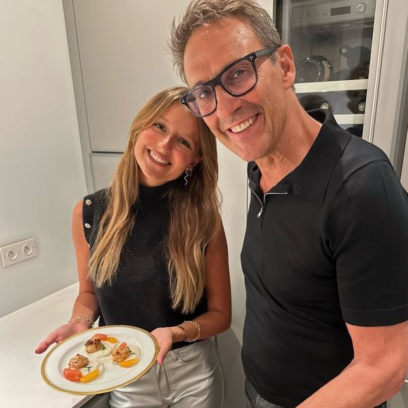 Lola Courbet et son père Julien Courbet à Paris. Photo partagée sur Instagram le 23 décembre 2024.