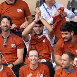 Carlos Moya, Carlos Alcaraz et Iga Swiatek rendent hommage à Rafael Nadal lors des Internationaux de France 2025 à Roland Garros le 25 mai 2025 à Paris, France. Photo par Nasser Berzane/ABACAPRESS.COM