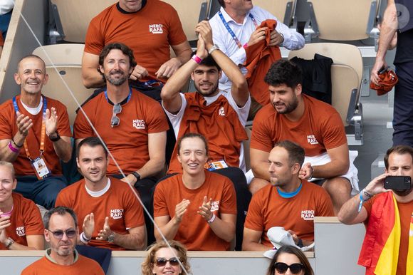 Carlos Moya, Carlos Alcaraz et Iga Swiatek rendent hommage à Rafael Nadal lors des Internationaux de France 2025 à Roland Garros le 25 mai 2025 à Paris, France. Photo par Nasser Berzane/ABACAPRESS.COM