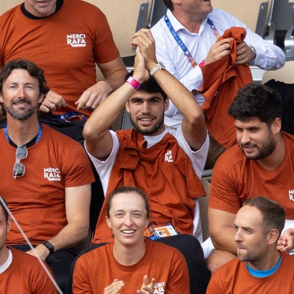 Carlos Moya, Carlos Alcaraz et Iga Swiatek rendent hommage à Rafael Nadal lors des Internationaux de France 2025 à Roland Garros le 25 mai 2025 à Paris, France. Photo par Nasser Berzane/ABACAPRESS.COM