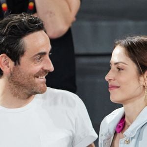 Camille Combal et sa femme Marie en tribunes lors des Internationaux de France de tennis de Roland Garros 2023, à Paris, France, le 6 juin 2023. © Jacovides-Moreau/Bestimage
