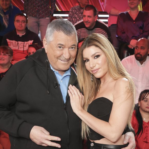 Il y a 17 ans, l'actrice phare de "Plus belle la vie" faisait la rencontre de Jean-Marie Bigard de 28 ans son aîné,  à qui elle dit "oui" en 2011.

Exclusif - Jean-Marie Bigard et sa femme Lola Marois - Enregistrement de l'émission "La Grosse Rigolade" présentée par C.Hanouna le 1er décembre qui sera diffusée à 21h10 sur C8 le Jeudi 8 décembre 2022 qui réunira les experts de la blague pour une soirée 100% Darka. © Jack Tribeca / Bestimage