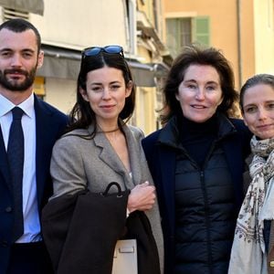 Louis Sarkozy, sa femme Natali, sa mère Cécilia Attias, sa demi-soeur, Jeanne-Marie Martin - Louis Sarkozy, candidat à Menton, vote avec sa femme Natali au premier tour des élections municipales, le 15 mars 2026. Il était également accompagné de sa mère, C.Attias et de sa demi-soeur J-M.Martin.
© Bruno Bebert / Bestimage