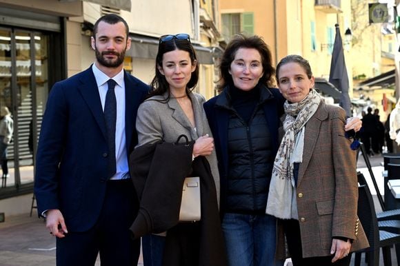 Louis Sarkozy, sa femme Natali, sa mère Cécilia Attias, sa demi-soeur, Jeanne-Marie Martin - Louis Sarkozy, candidat à Menton, vote avec sa femme Natali au premier tour des élections municipales, le 15 mars 2026. Il était également accompagné de sa mère, C.Attias et de sa demi-soeur J-M.Martin.
© Bruno Bebert / Bestimage