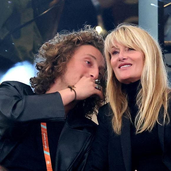Isabelle Camus et son fils Joalukas Noah dans les tribunes des Internationaux de France de tennis de Roland Garros 2024 à Paris, France, le 31 mai 2024. © Jacovides-Moreau/Bestimage