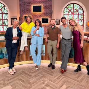 L'équipe d'"Affaire conclue" devait être complétée par un commissaire-priseur.

L'équipe de l'émission "Affaire conclue", avec au centre l'animatrice Julia Vignali.