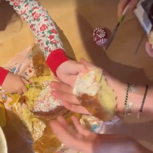 Meghan Markle a partagé une vidéo du brunch familial avec Archie et Lilibet dégustant ce gâteau.

Capture Instagram Meghan Markle