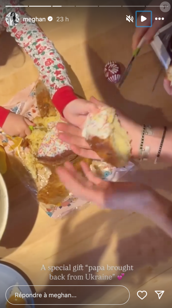 Meghan Markle a partagé une vidéo du brunch familial avec Archie et Lilibet dégustant ce gâteau.

Capture Instagram Meghan Markle