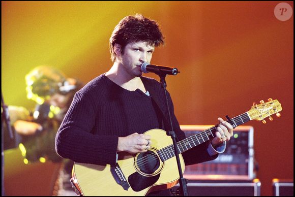 ARCHIVES - Bertrand Cantat du groupe Noir Desir sur scène - 17ème cérémonie des Victoires de la musique en 2002 au Zenith à Paris. (AGENCE / BESTIMAGE).