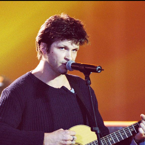 ARCHIVES - Bertrand Cantat du groupe Noir Desir sur scène - 17ème cérémonie des Victoires de la musique en 2002 au Zenith à Paris. (AGENCE / BESTIMAGE).