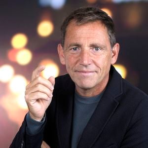 Outre Gilbert Brisbois, c'est Daniel Riolo qui est une figure de l'After Foot depuis ses tous débuts également. "On ne peut pas nier que tout le monde du football sait qui on est. Plus les années passent et plus la notoriété de l’émission grandit", avait-il souligné pour Télé 7 jours.

Portrait de Daniel Riolo lors de l'enregistrement de l'émission "Chez Jordan de Luxe" à Paris. Le 16 octobre 2023
© Cédric Perrin / Bestimage