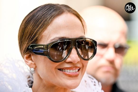 Jennifer Lopez à la sortie de l'hôtel La Réserve en marge de la mode Collection Haute Couture Automne/Hiver 2026-2027 lors de la Fashion Week de Paris (PFW), à Paris, France, le 6 juillet 2026.

© Pierre Perusseau/Bestimage