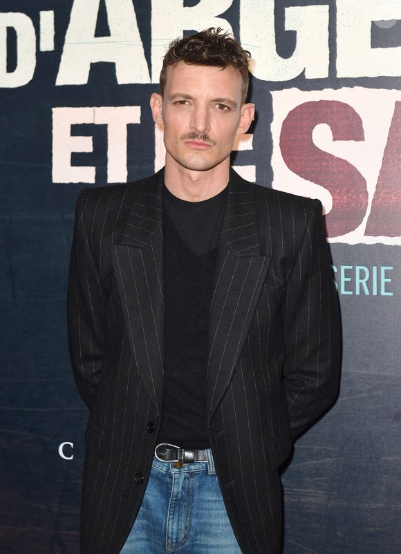 Il influence également le choix des films, pour ne pas passer trop de temps loin de son fils avant de pouvoir l'emmener sur les tournages. Ce qu'il s'est promis de faire au média "On Time"

Niels Schneider - Avant-première du film "D'argent et de sang" à l'Ugc Normandie à Paris le 11 octobre 2023. © Veeren/Bestimage