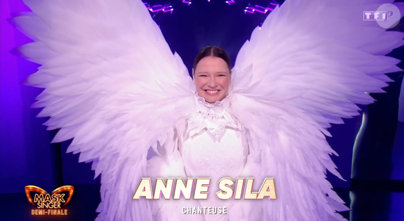 Le 20 juin, il s'est démasqué. L'occasion de découvrir que c'est Anne Sila qui se cachait sous ce costume !

Le Cygne dans "Mask Singer" sur TF1