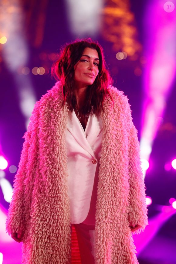 Pourquoi la gagnante de la première saison de la Star Academy s'est-elle retrouvée dans cet état ?

Exclusif - Jenifer Bartoli - Tournage de l'émission "La grande soirée du 31 décembre de Paris" au Musée du Quai Branly à Paris, diffusée le 31 décembre sur France 2
© Christophe Clovis / Bestimage
