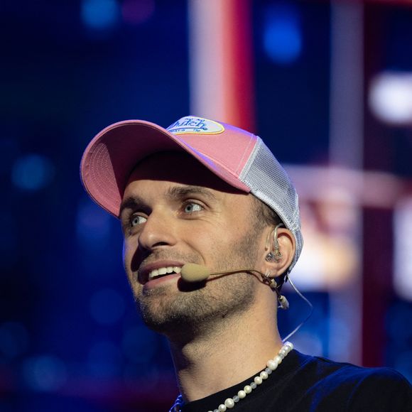 Il y a sept ans son émission "Salut les Terriers", Squeezie avait mal digéré ses questions sarcastiques... Mais ça, c'est de l'histoire ancienne !

Squeezie - L'émission Zen de M.Biaggi investit le Zenith de Paris (devant plus de 7000 personnes qui se sont arrachés les places en quelques secondes) pour sa dernière de la saison le 26 juin 2023.

© Jeremy Melloul / Bestimage