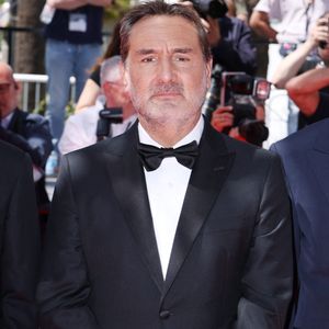 Avant de fouler les tapis rouges, il a en effet découvert sa vocation dans cette ville où il a atterri après un déménagement et qu'il a quitté plus tard pour suivre les cours Florent...

Gilles Lellouche arrive pour la projection du film "Moulin" lors du 79e Festival de Cannes, au Palais des Festivals, le 17 mai 2026 à Cannes, en France. Photo de Jérôme Domine/Abaca