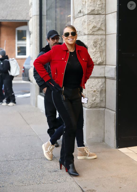 25/12/2024 – Mariah Carey arrive à la boutique Gucci d’Aspen, dans le Colorado. La chanteuse américaine portait une veste rouge, un jean à empiècements en cuir à l’avant et des bottes noires. The ImageDirect / Bestimage
