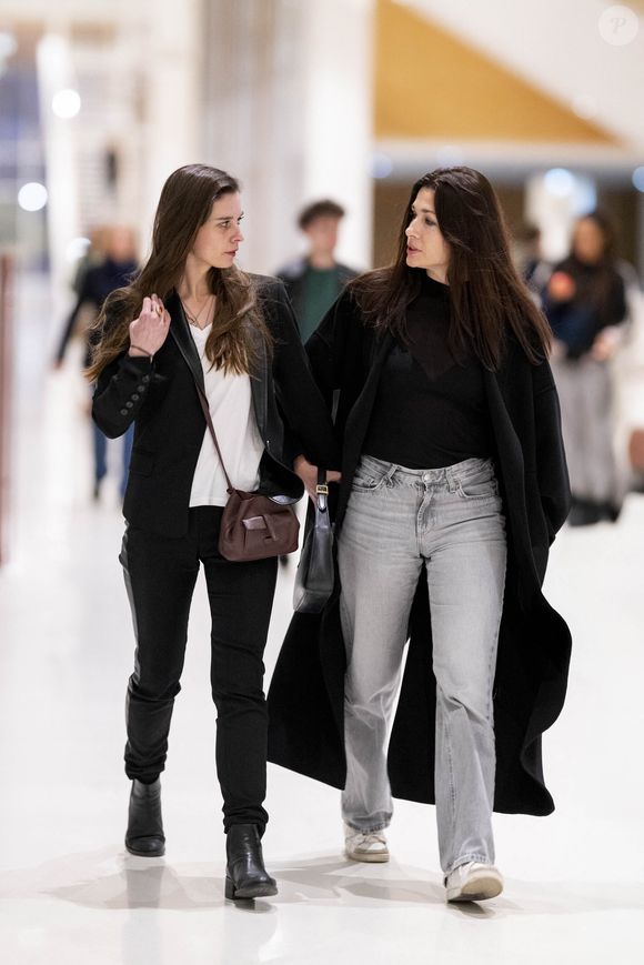 Magda Vavrusova (haut blanc), et une amie à la sortie du procès de Gérard Depardieu pour agressions sexuelles sur deux femmes lors d'un tournage de film en 2021 au tribunal correctionnel de Paris, France, le 25 mars 2025. Depardieu, 76 ans, qui a réalisé plus de 200 films et séries télévisées, a été accusé de comportement inapproprié par une vingtaine de femmes, mais c'est la première affaire à être jugée. Les deux plaignantes - Amélie, 54 ans, décoratrice, et Sarah (nom modifié), 34 ans, assistante réalisatrice - allèguent une agression sexuelle lors du tournage en 2021 de « Les Volets Verts » du réalisateur Jean Becker. © Pierre Perusseau/Bestimage