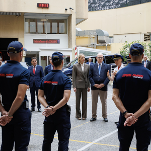 Le couple s'est ensuite rendu à la caserne des sapeurs-pompiers, où il a été reçu par le colonel Tony Varo et le colonel Maxime Yvrard.

LL.AA.SS. le Prince Albert II et la Princesse Charlène aux côtés des forces engagées - Instagram du Palais de Monaco