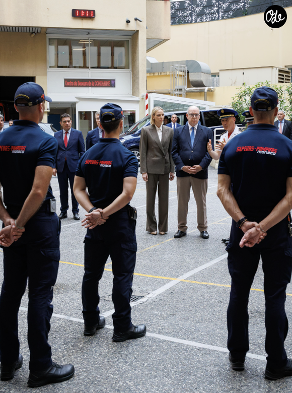 Le couple s'est ensuite rendu à la caserne des sapeurs-pompiers, où il a été reçu par le colonel Tony Varo et le colonel Maxime Yvrard.

LL.AA.SS. le Prince Albert II et la Princesse Charlène aux côtés des forces engagées - Instagram du Palais de Monaco