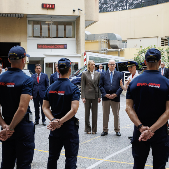 Le couple s'est ensuite rendu à la caserne des sapeurs-pompiers, où il a été reçu par le colonel Tony Varo et le colonel Maxime Yvrard.

LL.AA.SS. le Prince Albert II et la Princesse Charlène aux côtés des forces engagées - Instagram du Palais de Monaco