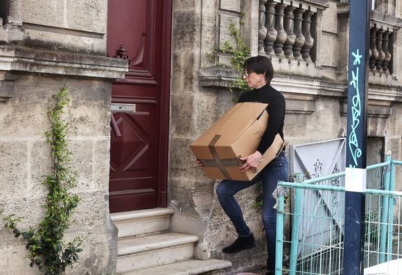 Semi-exclusif - Hélène, la soeur de Pierre Palmade, ramène de prison les affaires de son frère - Pierre Palmade est sorti de la prison de Bordeaux, il purgera sa peine sous bracelet électronique à son domicile. Le 16 avril 2025
L'humoriste, à qui un aménagement de peine a été accordé pour purger sa condamnation après un grave accident de la route en Seine-et-Marne, a quitté ce mercredi matin la prison de Gradignan, près de Bordeaux.
L'humoriste de 57 ans est sorti ce mercredi matin du centre pénitentiaire de Bordeaux Gradignan, où il était incarcéré depuis quatre mois. Sa sœur Hélène est venue le chercher en voiture à la sortie de l'établissement. Mardi, il a obtenu l'aménagement de sa peine de deux ans de prison ferme, prononcée en novembre 2024 par le tribunal de Melun pour avoir provoqué un grave accident routier sous stupéfiants en Seine-et-Marne, en février 2023.
