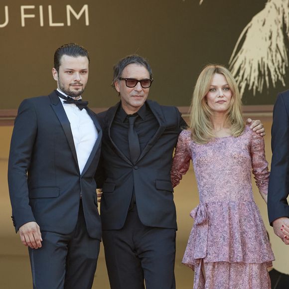 Vanessa Paradis en a d'ailleurs profité pour faire une révélation concernant son couple avec Samuel Benchetrit

Jules Benchetrit, Samuel Benchetrit, Vanessa Paradis - Montée des marches du film « De son vivant » lors du 74ème Festival International du Film de Cannes. Le 10 juillet 2021
© Borde-Jacovides-Moreau / Bestimage
