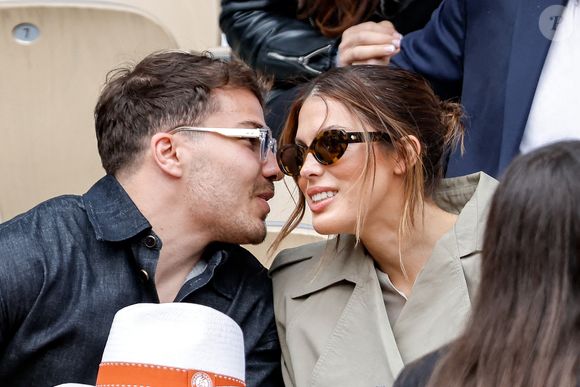 Antoine Dupont et sa compagne Iris Mittenaere en tribunes lors de la finale messieurs des Internationaux de France de Tennis de Roland Garros 2025 (jour 15), à Paris, France, le 8 juin 2025. © Cyril Moreau/Bestimage