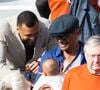 Yannick Noah a même pu présenter sa petite Keelaani à Jo-Wilfried Tsonga
Jo-Wilfried Tsonga, Yannick Noah et sa fille Keelaani lors de l'hommage à R.Nadal lors des internationaux de France de tennis à Roland Garros le 25 mai 2025. © Jacovides / Moreau / Bestimage