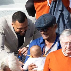 Yannick Noah a même pu présenter sa petite Keelaani à Jo-Wilfried Tsonga

Jo-Wilfried Tsonga, Yannick Noah et sa fille Keelaani lors de l'hommage à R.Nadal lors des internationaux de France de tennis à Roland Garros le 25 mai 2025. © Jacovides / Moreau / Bestimage