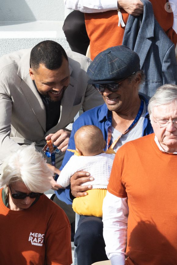 Yannick Noah a même pu présenter sa petite Keelaani à Jo-Wilfried Tsonga

Jo-Wilfried Tsonga, Yannick Noah et sa fille Keelaani lors de l'hommage à R.Nadal lors des internationaux de France de tennis à Roland Garros le 25 mai 2025. © Jacovides / Moreau / Bestimage