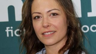 Dounia Coesens (Tom et Lola) : Sa soeur Marie qui lui ressemble énormément travaille pour une autre série diffusée sur la même chaîne