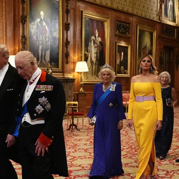 Tiffany Trump n'a pas défilé aux bras de son époux, ce qui a fortement surpris. 

Les membres de la famille royale et leurs invités arrivent au banquet d'Etat organisé pour Donald et Melania Trump au château de Windsor. © PA Photo/ Bestimage