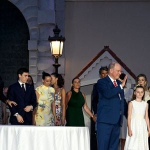 No Tabloïds - Tatiana SantO Domingo, Andrea Casiraghi, Louis Ducruet, Pauline Ducruet, le prince Albert II de Monaco, la princesse Charlene, leurs enfants, le prince héréditaire Jacques et la princesse Gabriella et la princesse Caroline de Hanovre - Célébration des 20 ans de règne du prince souverain Albert II de Monaco sur la place du Palais à Monaco, le 19 juillet 2025. © Bruno Bebert/Bestimage